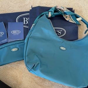 Bric’s Pursue-European made. Perfect cond Includes make up bag. Only use…